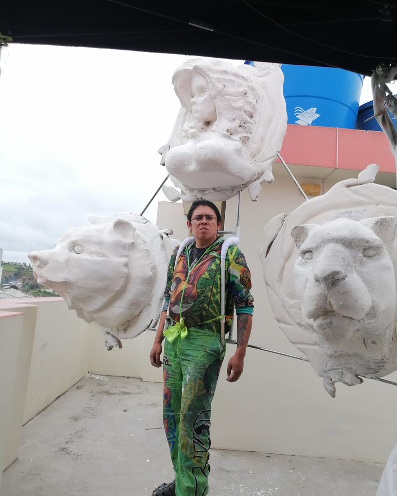 Desarrollador de Goblin trabajando entre esculturas de carnaval