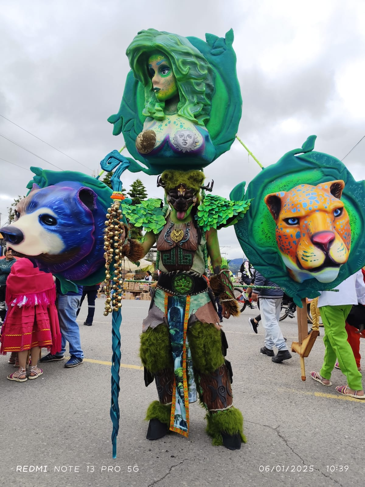 Traje y estructura escultórica de carnaval presentada en desfile